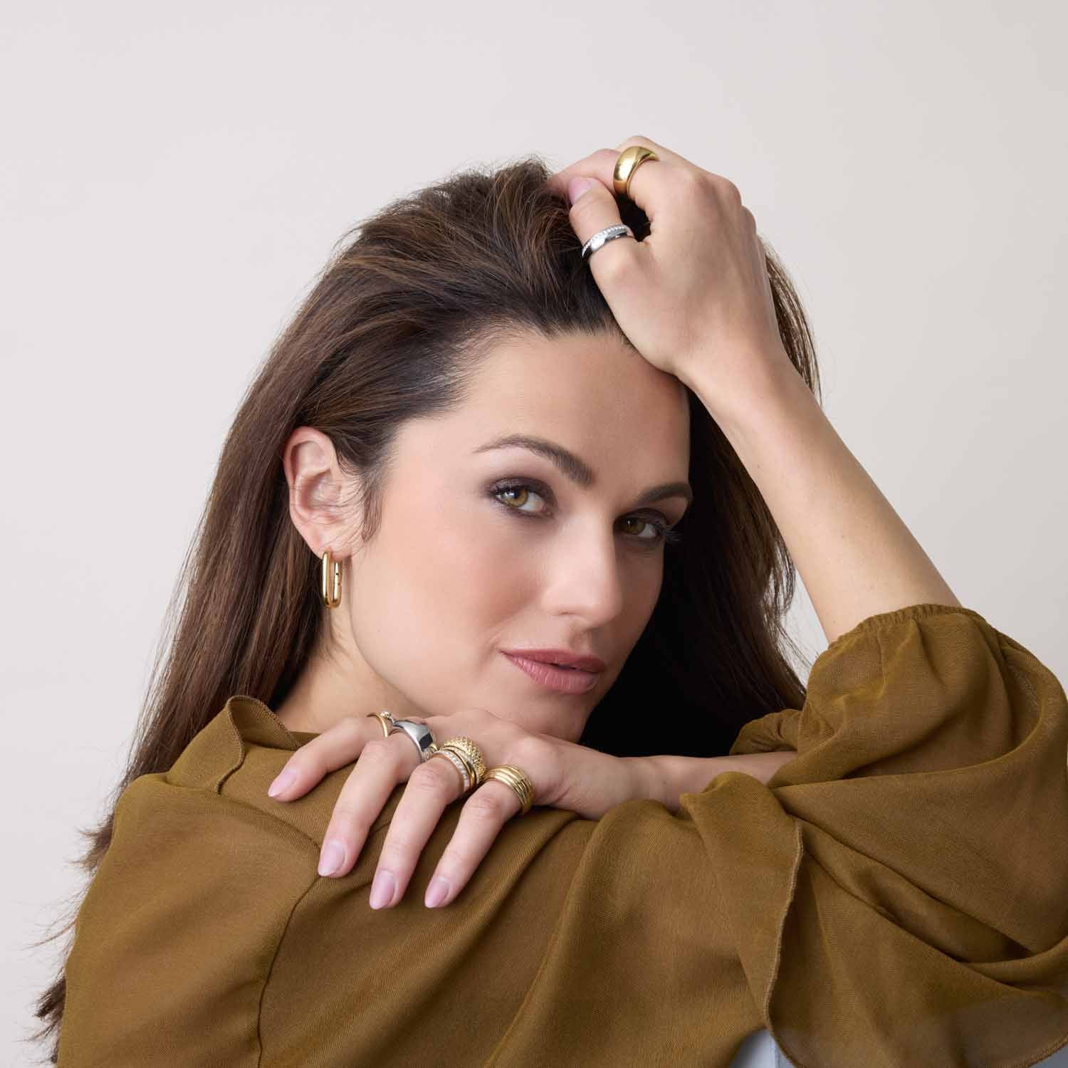 Frau trägt goldenen Ring GEORGETTE 21 an der Hand