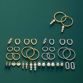 Set/2 Anhänger JUSTINE gold Beauty's mit Glas- und Perlenkomponenten auf grünem Hintergrund
