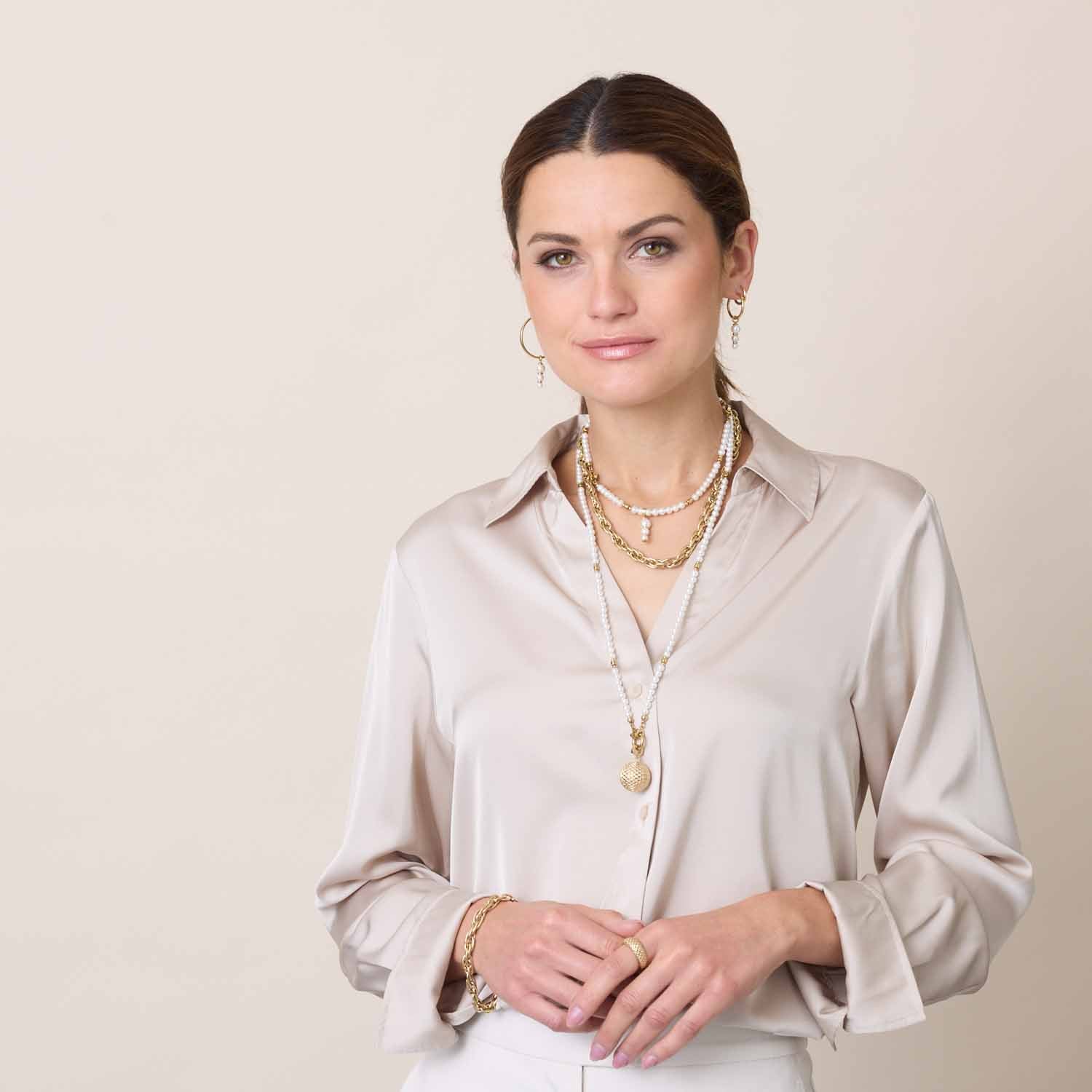 Frau trägt Set/2 Anhänger JUSTINE gold Beauty's mit Halsketten und Ohrringen