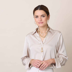 Frau trägt Set/2 Anhänger JUSTINE gold Beauty's mit Halsketten und Ohrringen