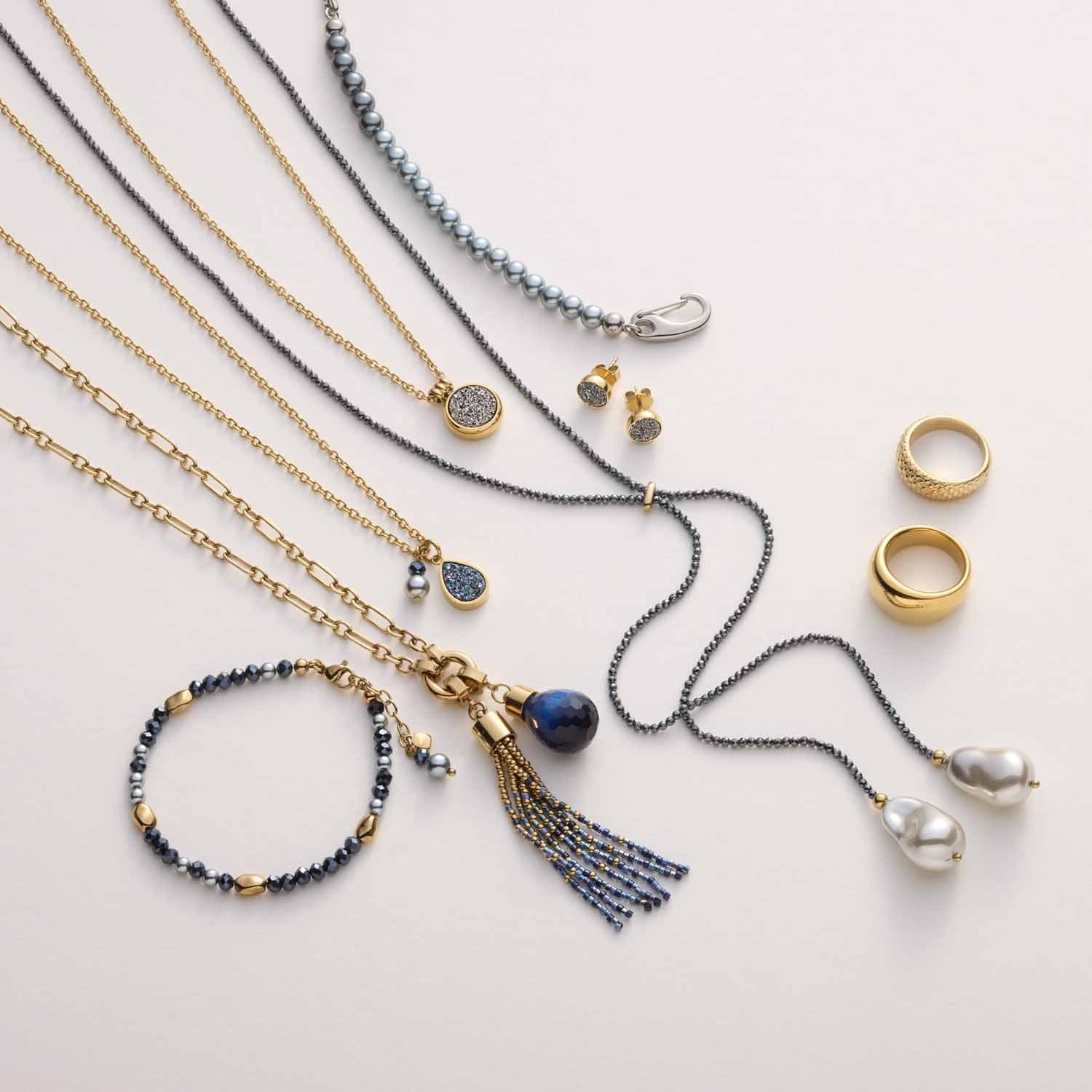 Schmuckkollektion mit Halsketten, Ringen, Ohrringen und Armband in Gold, Silber und Blautönen
