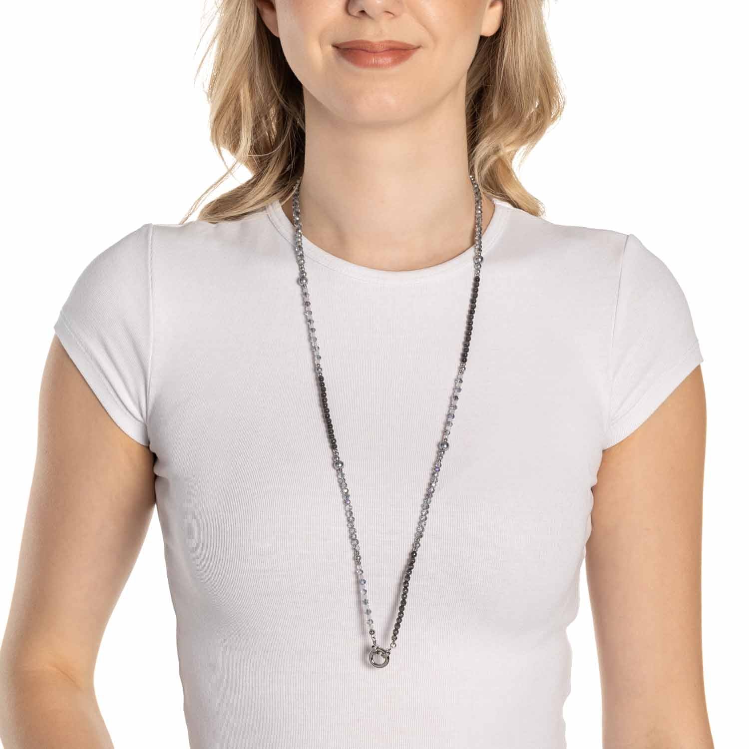 Frau traegt Halskette MANON 80 cm Clip & Mix an weissem Oberteil