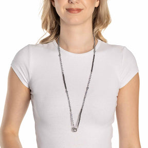 Frau traegt Halskette MANON 80 cm Clip & Mix an weissem Oberteil