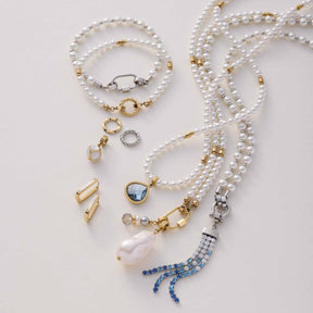 Armband CHRISTA Clip & Mix mit Perlen, Ringen und Anhängern auf weißem Hintergrund