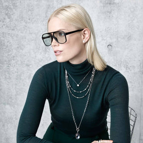 Frau trägt Halskette SUZANNE 80 cm Clip & Mix silber mehrlagig