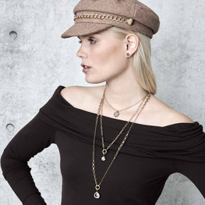 Frau trägt goldene Halskette SUZANNE 80 cm mit Anhängern, schwarzes Off-Shoulder-Oberteil