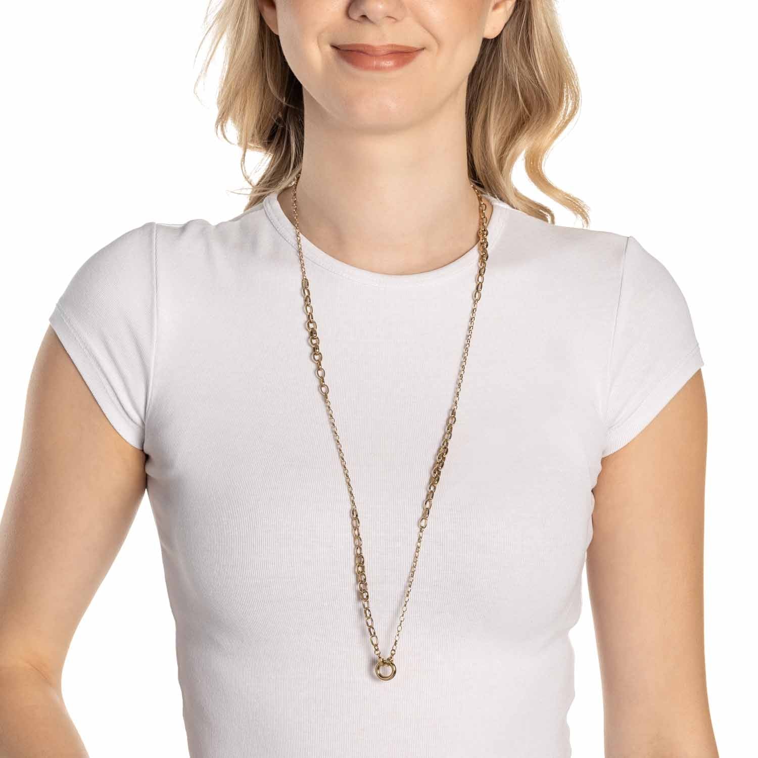 Frau trägt goldene Halskette SUZANNE 80 cm weiß