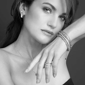 Frau mit silbernem Armband SUZANNE Clip & Mix an der Hand