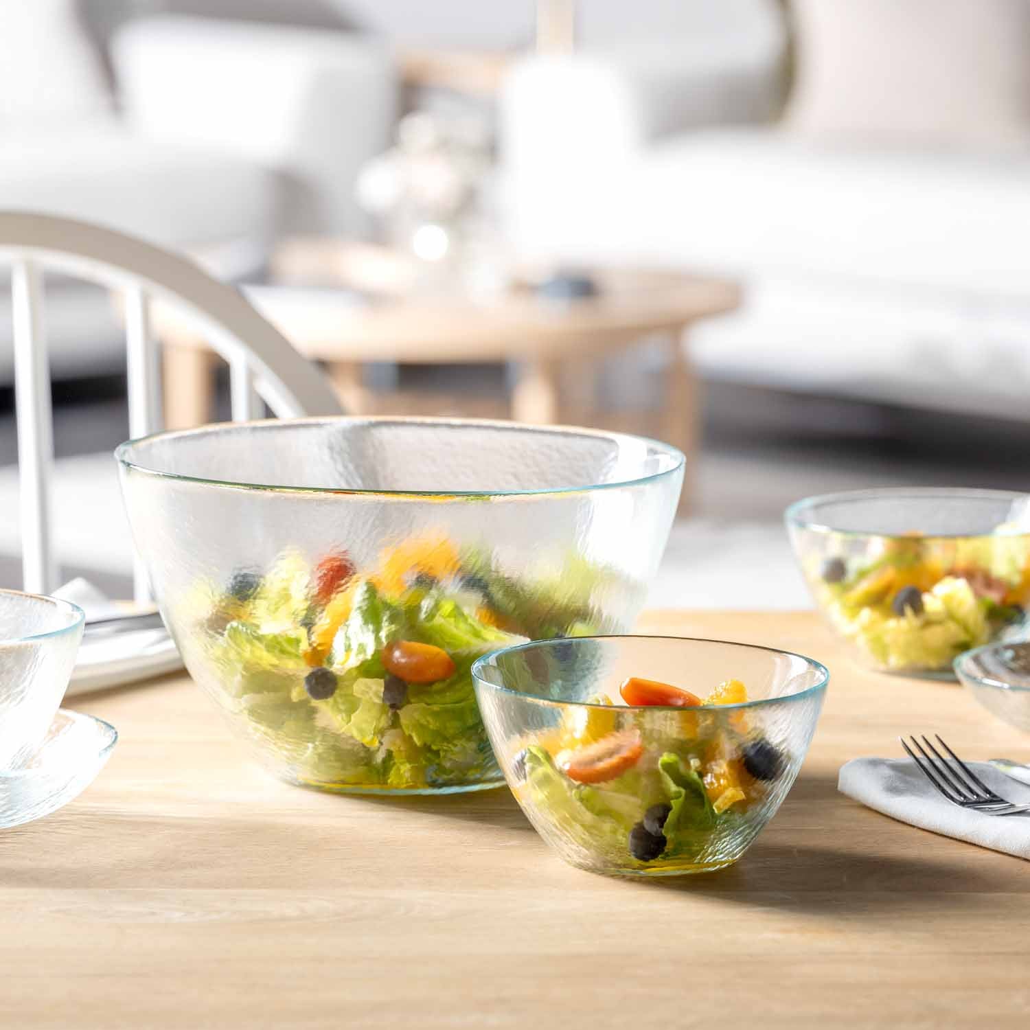 Schale ATTIVO mit Salat gefüllt auf gedecktem Tisch