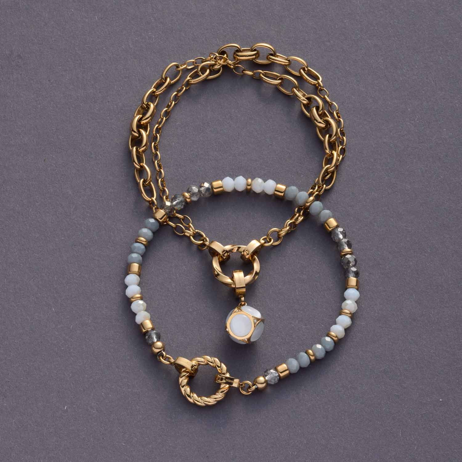 Armband SUZANNE Clip & Mix gold mit Perlen auf grauem Untergrund