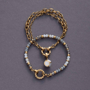 Armband SUZANNE Clip & Mix gold mit Perlen auf grauem Untergrund