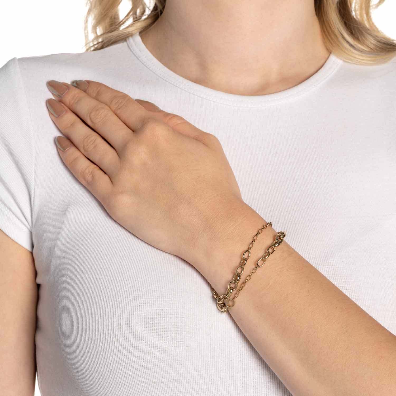 Frau traegt goldenes Armband SUZANNE Clip & Mix am Handgelenk