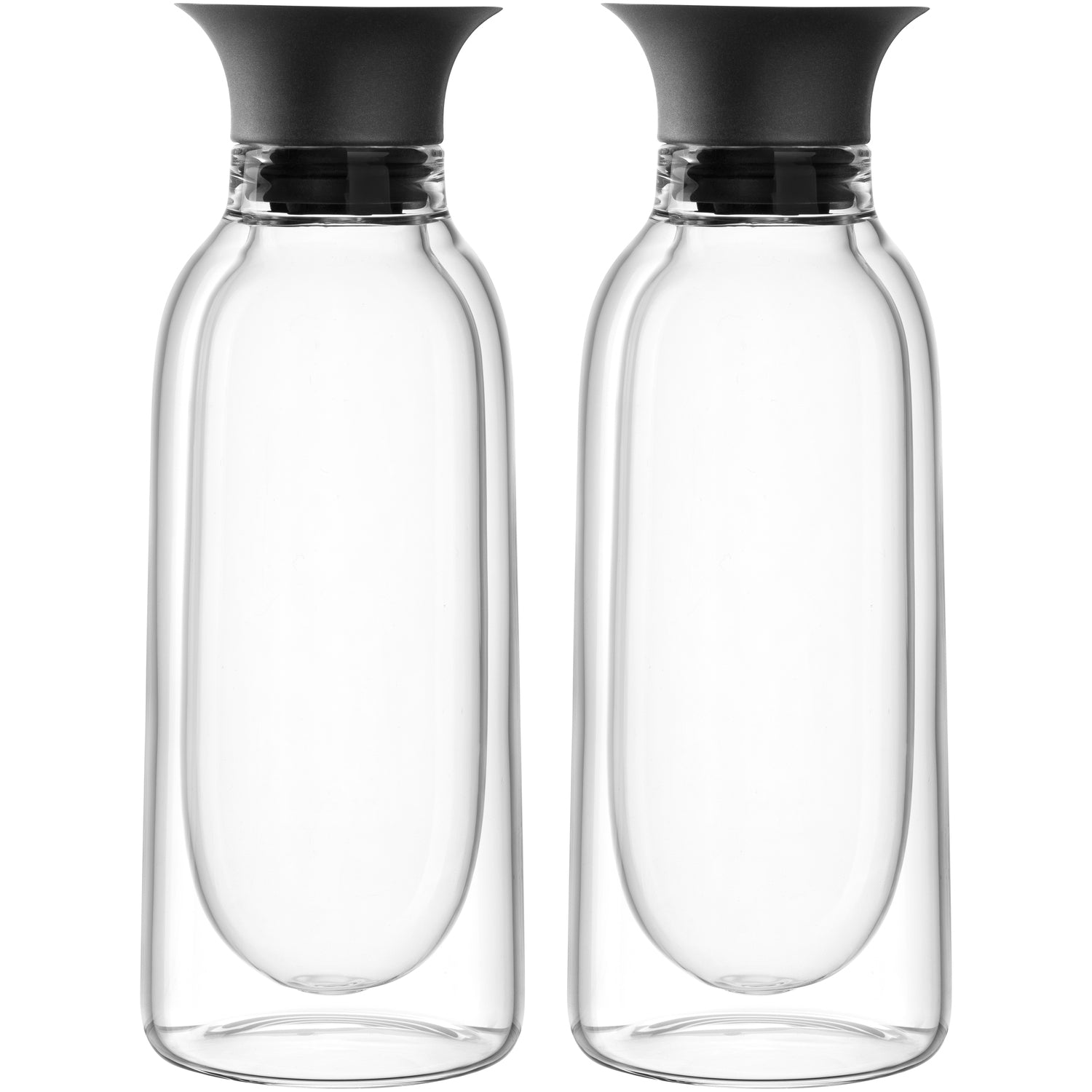 Zwei klare Glasflaschen mit schwarzen Verschlusskappen nebeneinander