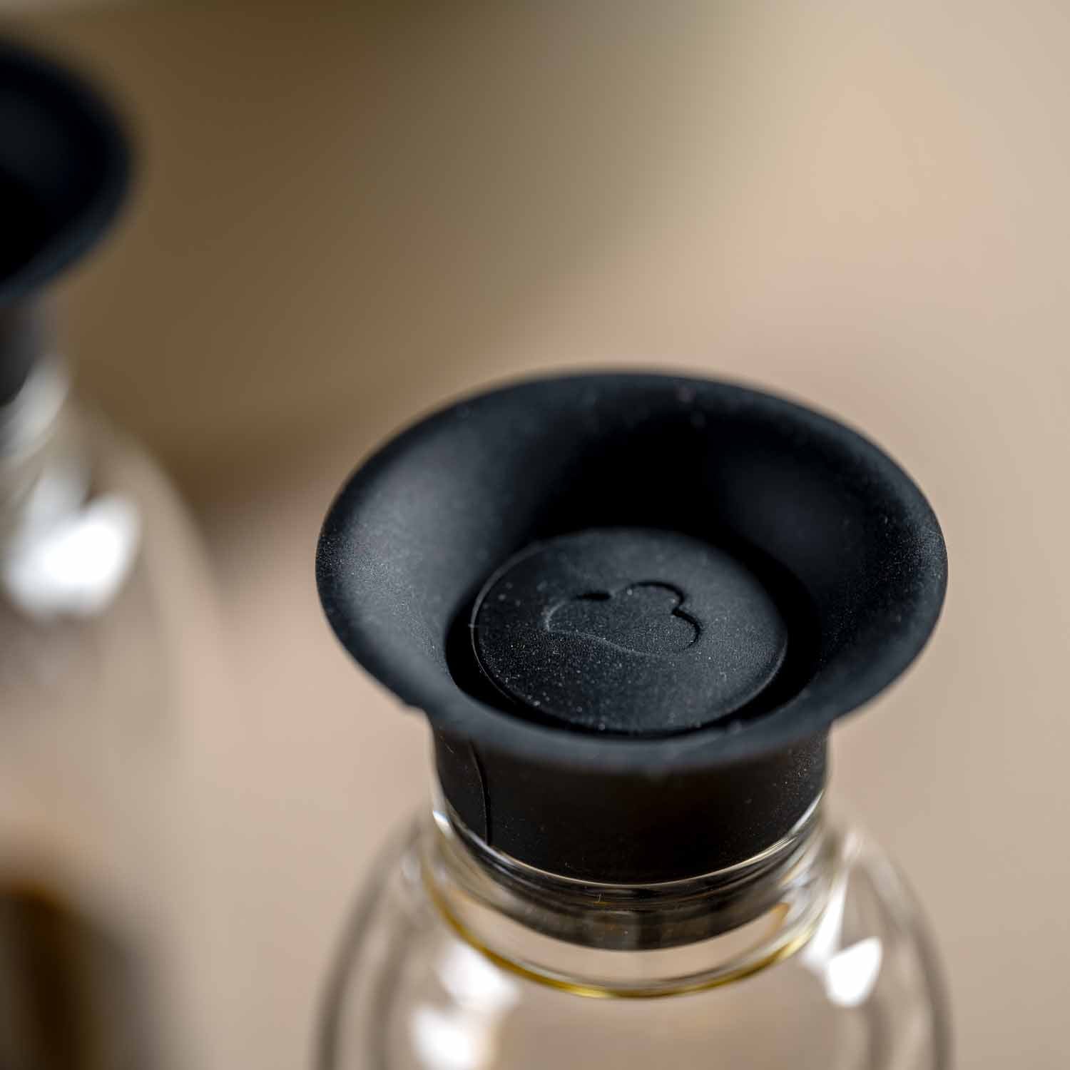 Essig-/Ölflaschen DUO mit schwarzem Verschluss, Detailaufnahme Flaschenkopf
