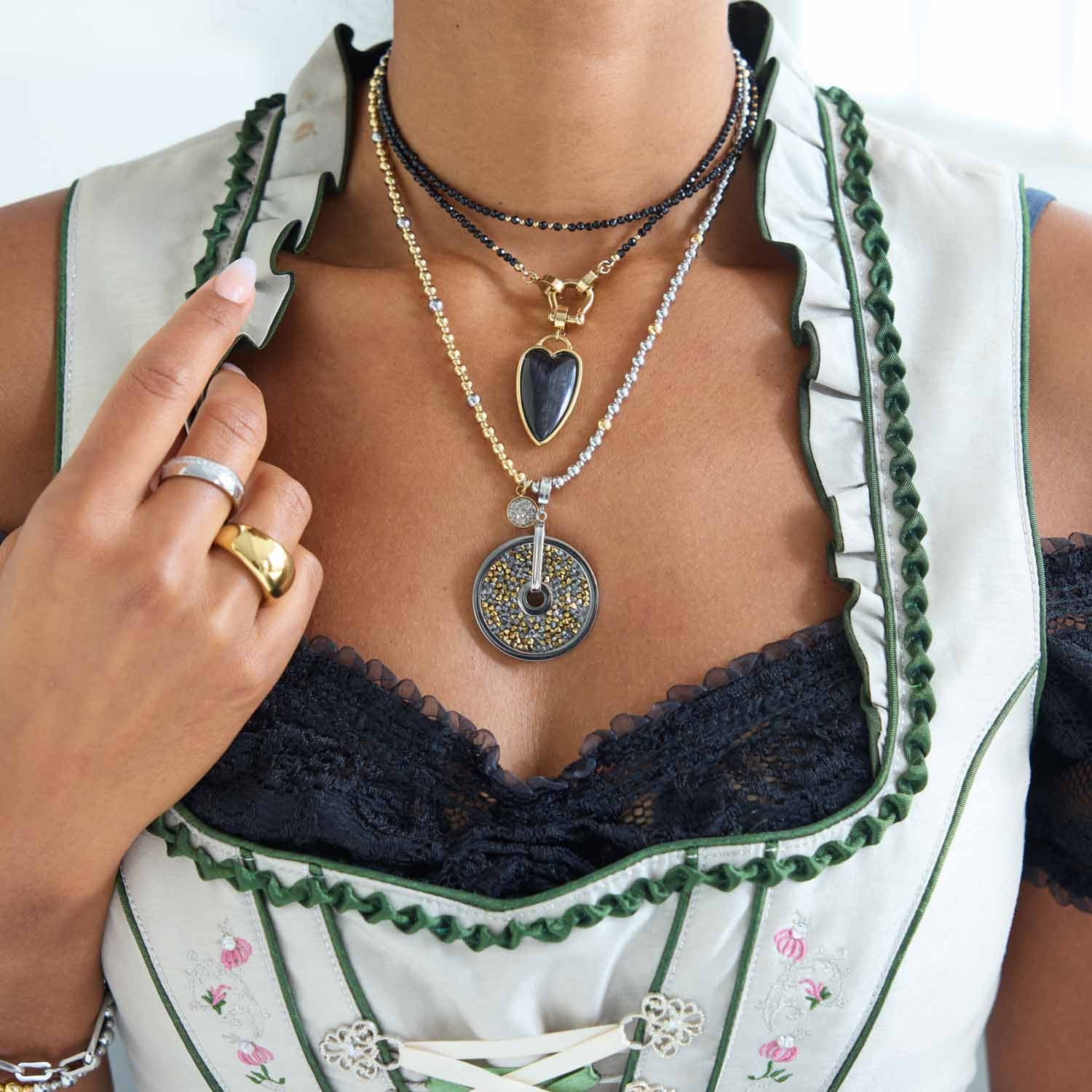 Anhänger BLANCA GREY Clip & Mix an Person getragen mit Halsketten und Ringen