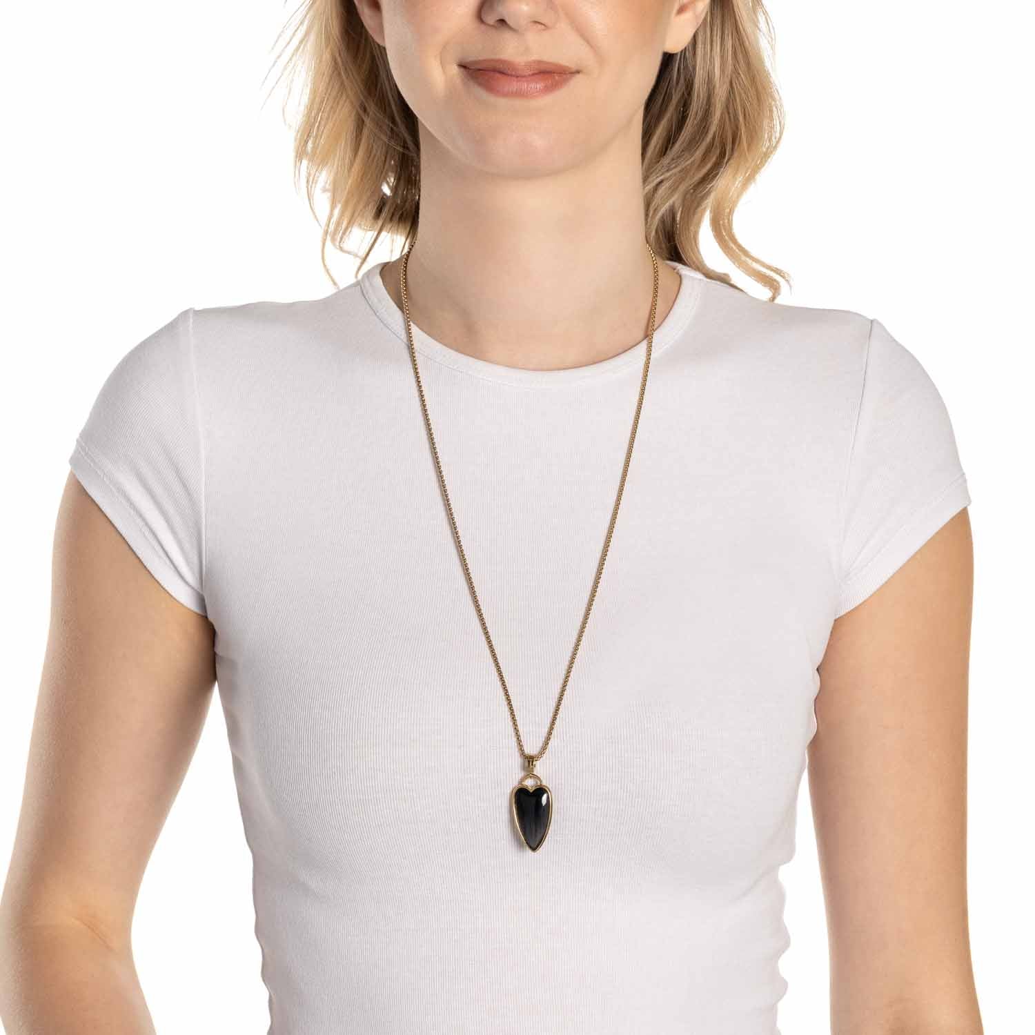 Frau trägt weißes T-Shirt mit goldenem Anhänger HANNA Clip & Mix an Kette