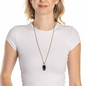 Frau trägt weißes T-Shirt mit goldenem Anhänger HANNA Clip & Mix an Kette