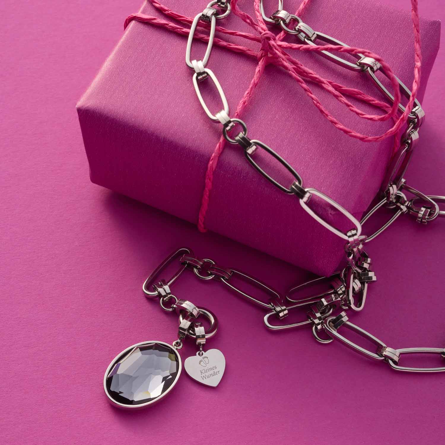 Anhänger JAMIRA BLUE Clip & Mix an Silberkette mit Glasanhänger und Gravur auf rosa Geschenkbox