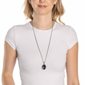 Frau traegt Anhänger JAMIRA BLUE Clip & Mix an Kette um Hals