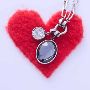 Anhänger JAMIRA BLUE Clip & Mix an Kette auf rotem Herzanhänger