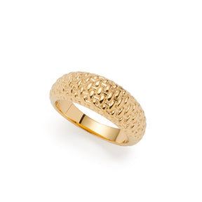 Ring PINOU 21 gold mit strukturierter Oberflaeche auf weissem Hintergrund