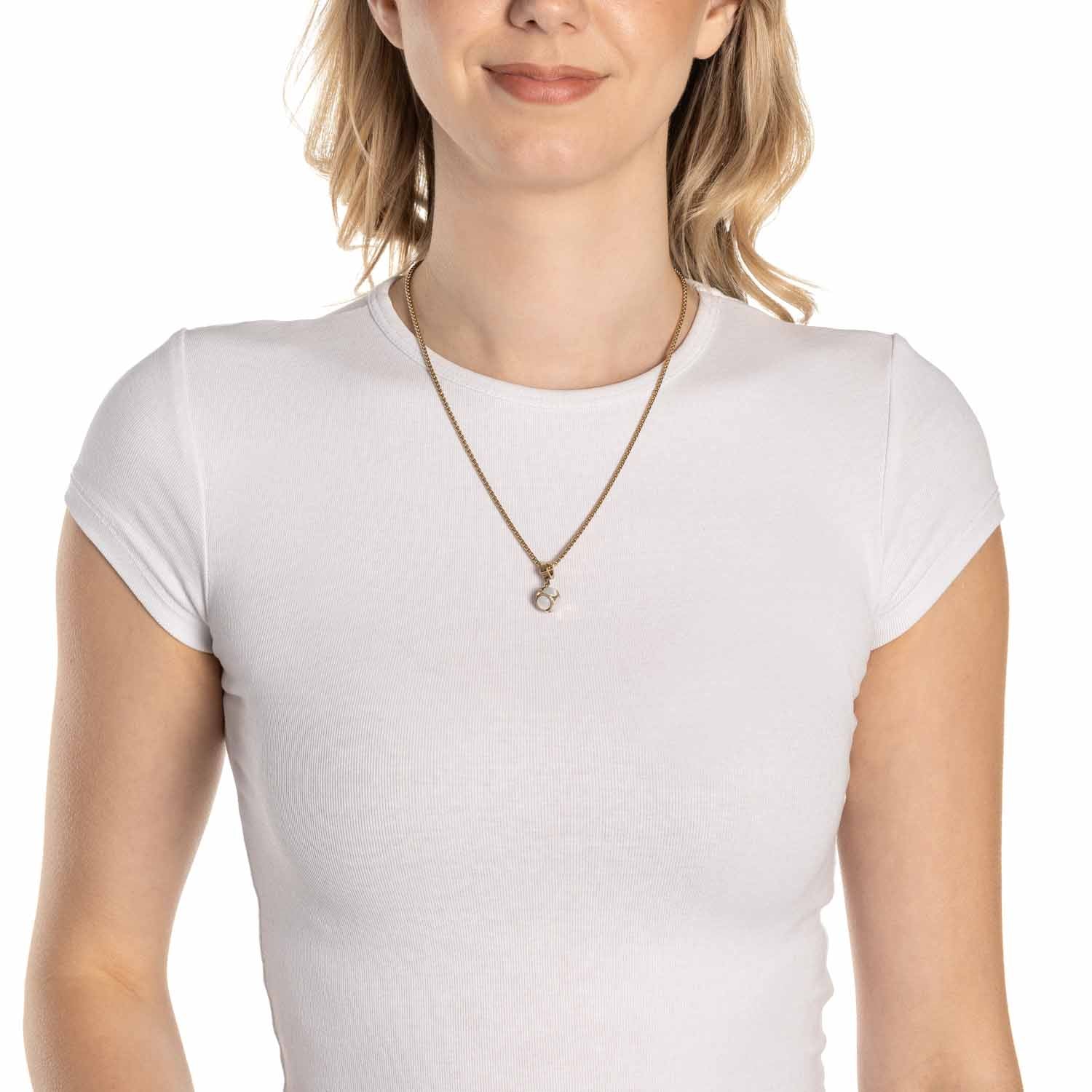 Frau trägt weißes T-Shirt mit Anhänger IDA Clip & Mix gold an Kette