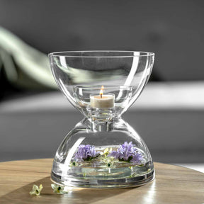Vase DIABOLO mit Kerze und violetten Blüten auf Holztisch