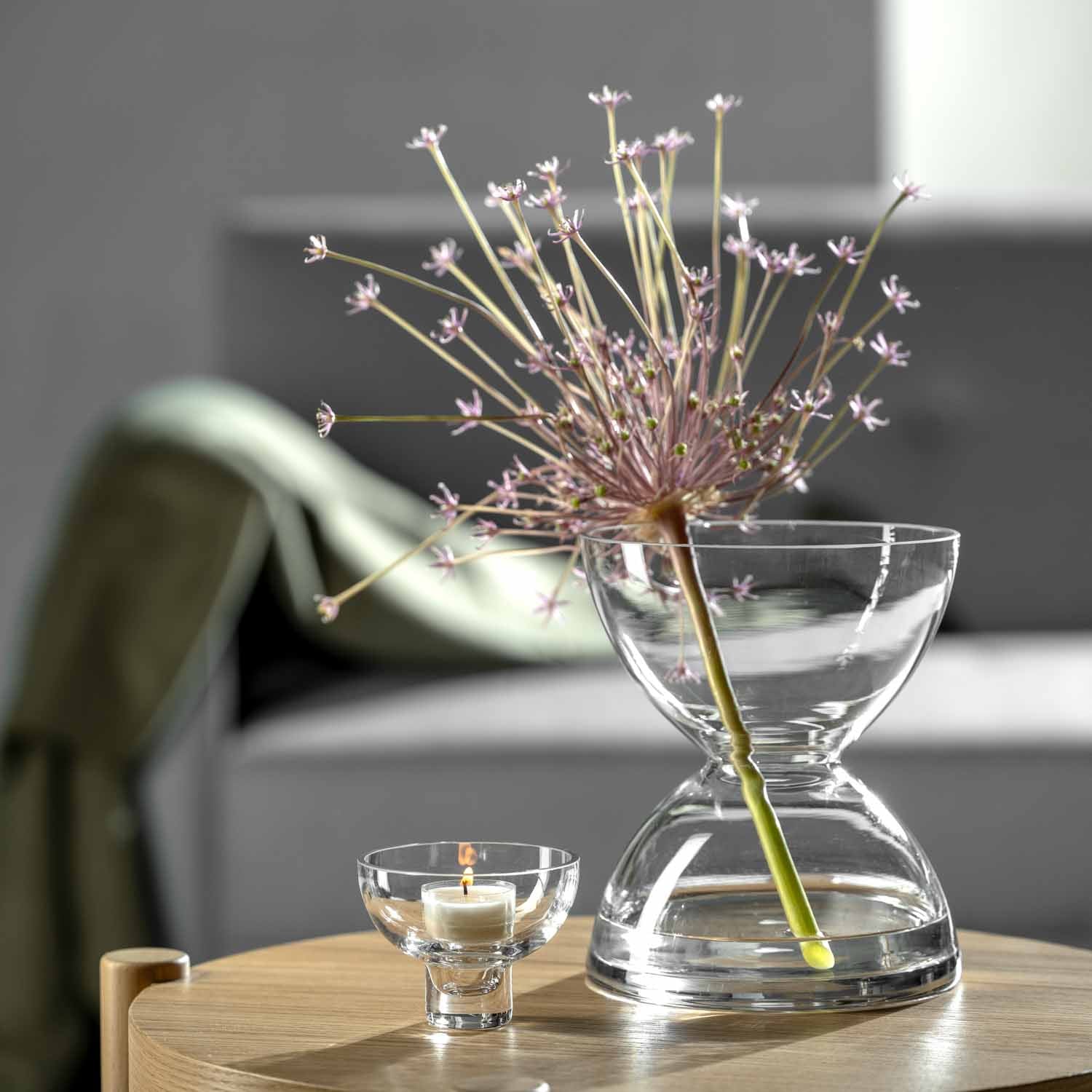 Vase DIABOLO mit Trockenblumen auf Holztisch in Wohnraum