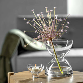 Vase DIABOLO mit Trockenblumen auf Holztisch in Wohnraum