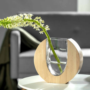 Vase LEGNO mit Blütenzweig auf weißem Tisch in Wohnraum