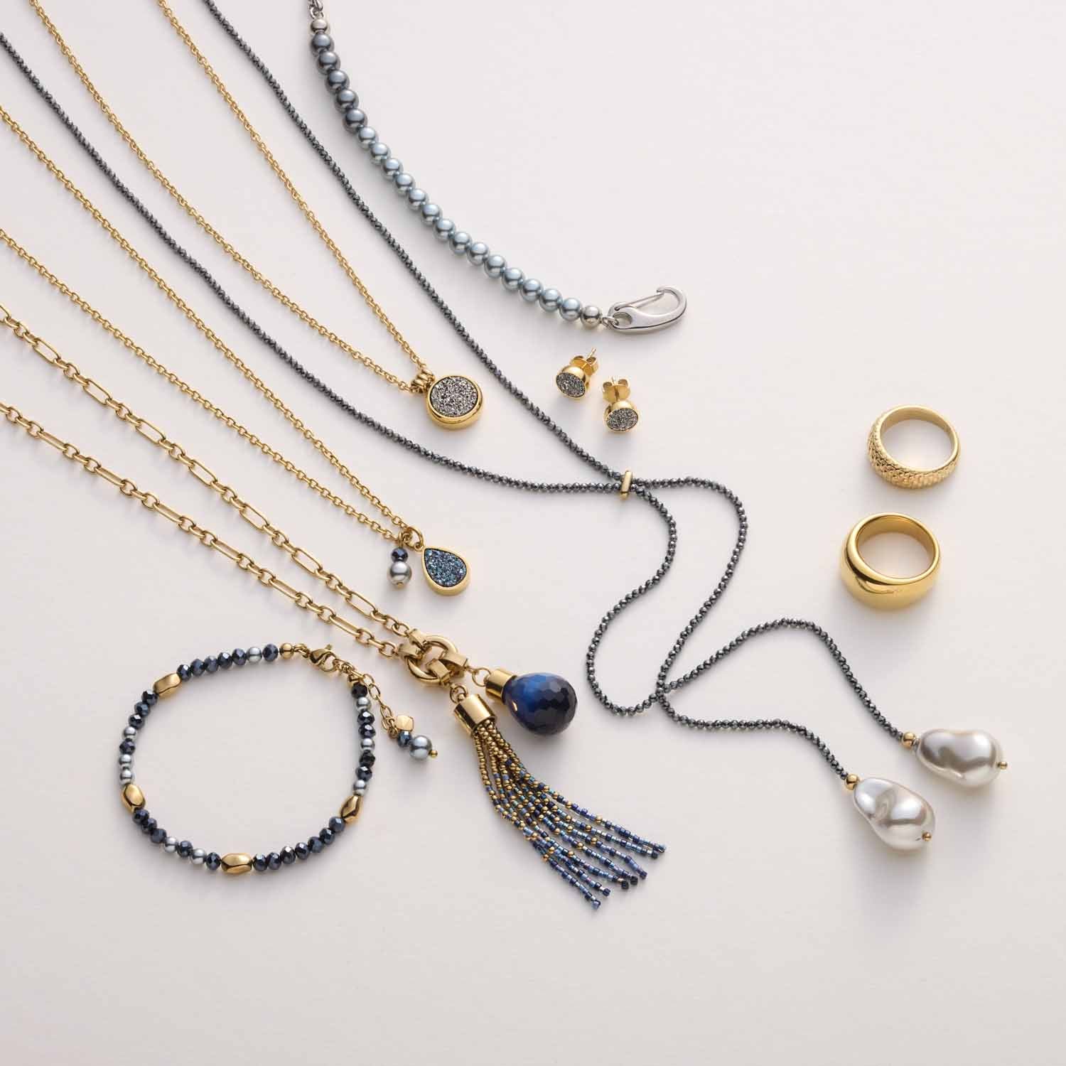 Schmuckkollektion mit Ketten, Ringen, Ohrringen und Armbändern in Gold und Silber