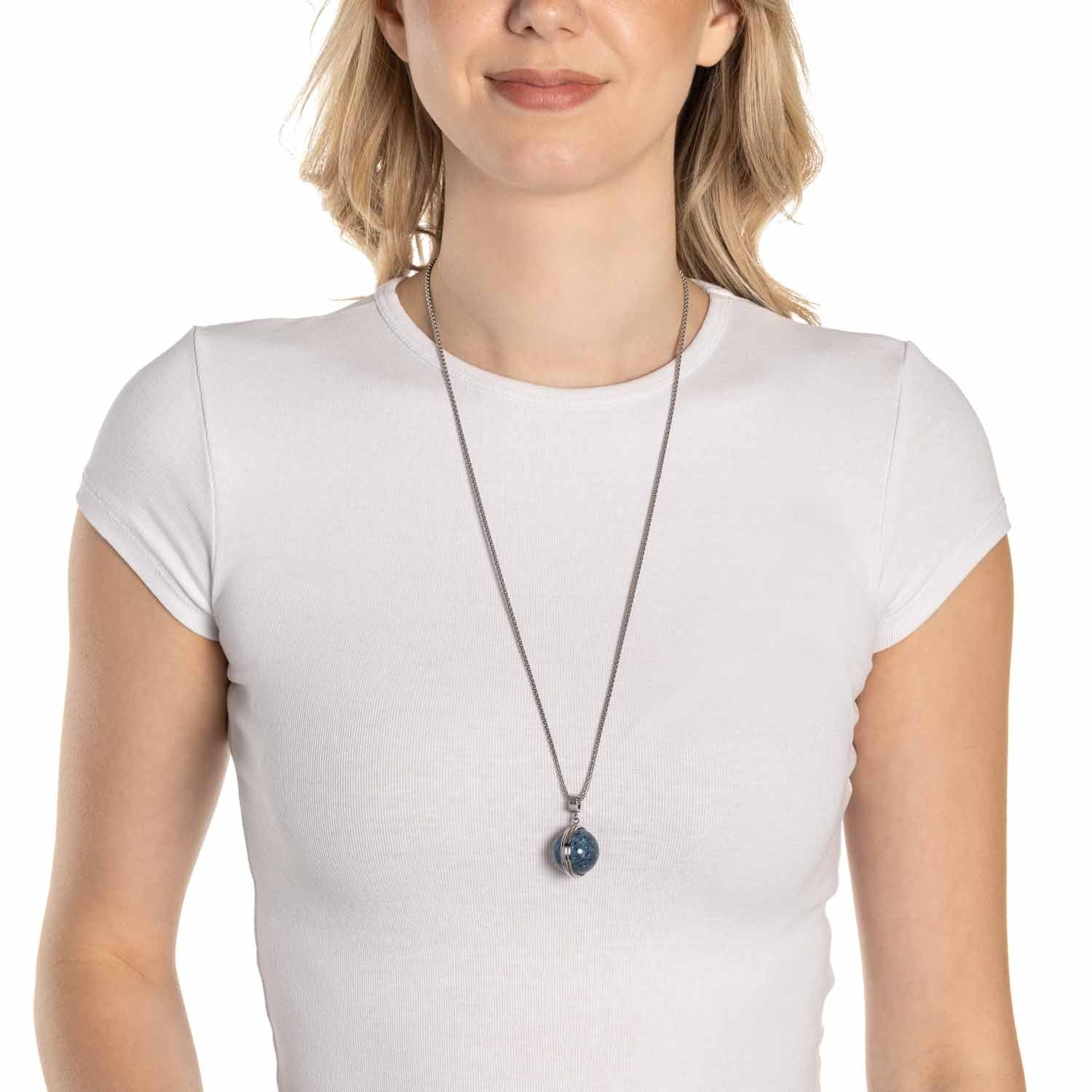 Frau trägt Anhänger SNOWBALL BLUE Clip & Mix an Kette