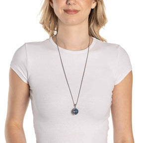 Frau trägt Anhänger SNOWBALL BLUE Clip & Mix an Kette