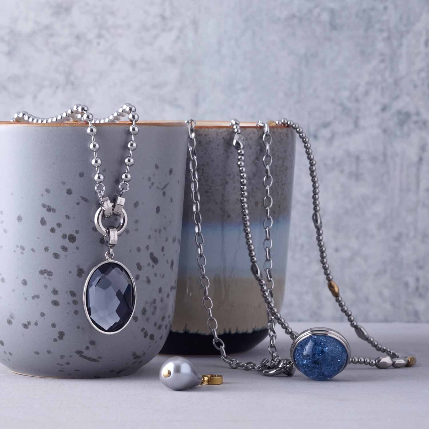 Anhänger SNOWBALL BLUE Clip & Mix mit Ketten in Betonvase arrangiert