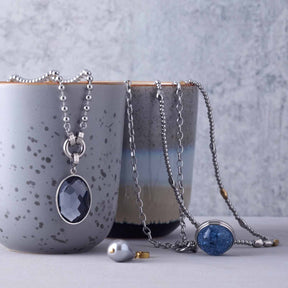 Anhänger SNOWBALL BLUE Clip & Mix mit Ketten in Betonvase arrangiert