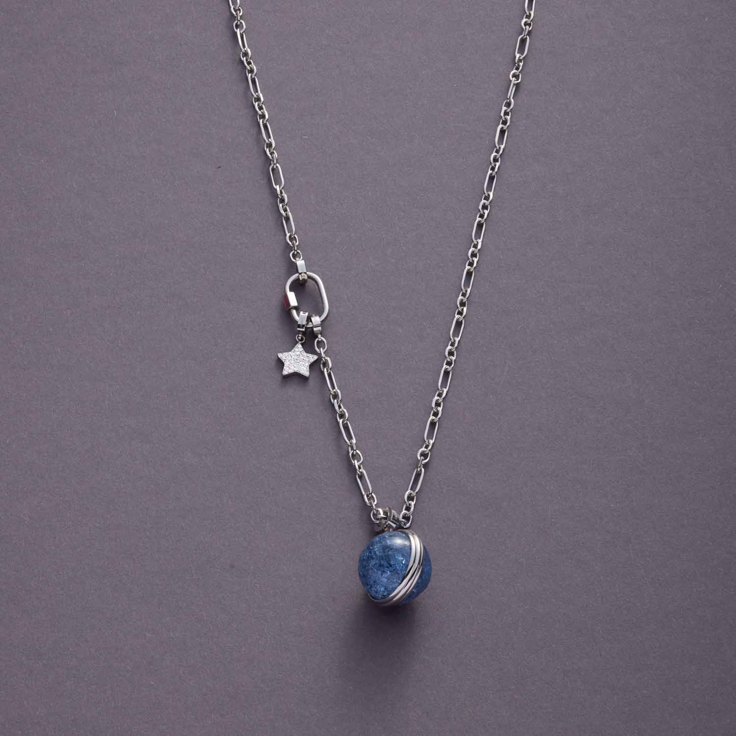 Anhänger SNOWBALL BLUE Clip & Mix an Silberkette mit Sternchenanhänger auf grauem Hintergrund