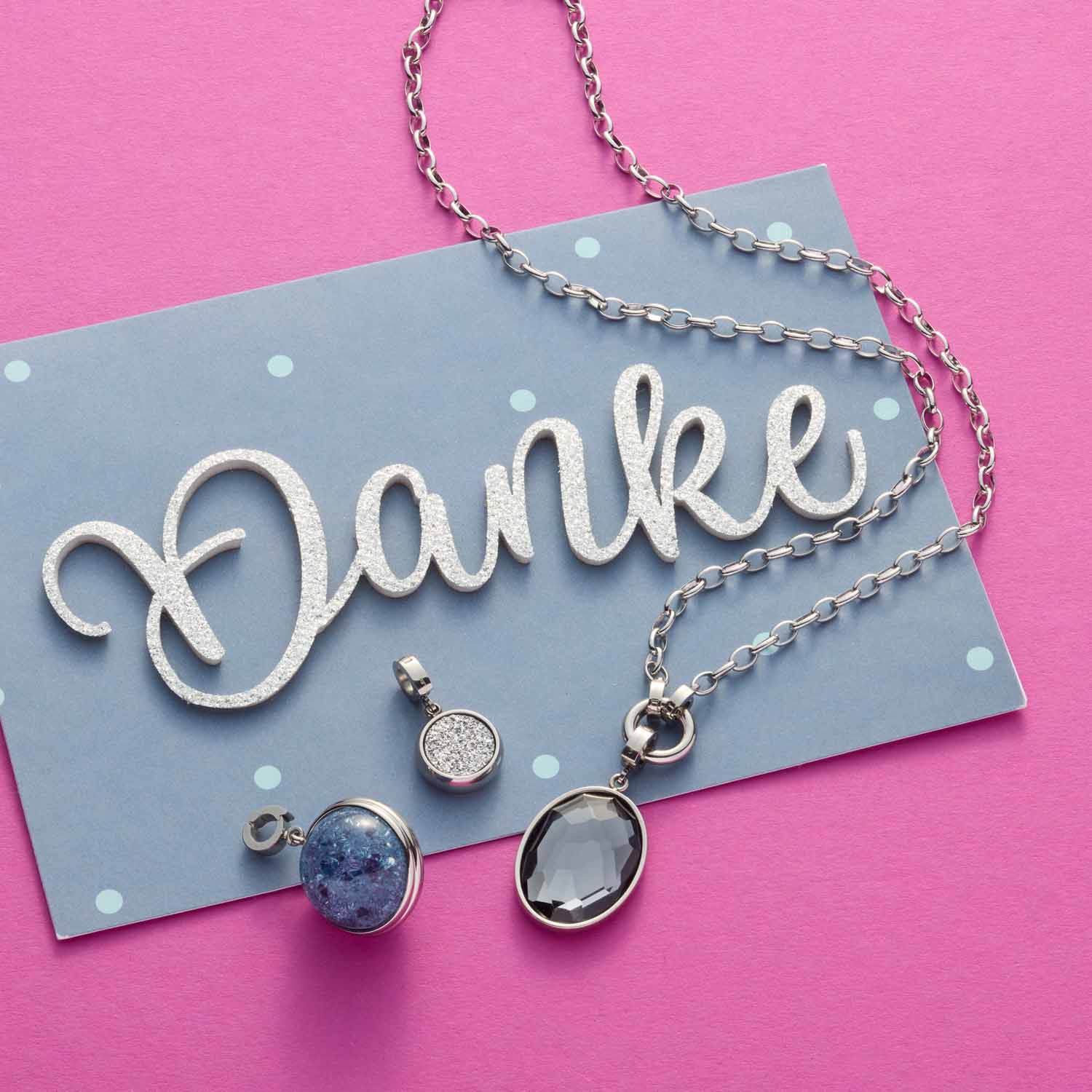 Anhänger SNOWBALL BLUE Clip & Mix mit Silberkette auf Dankeskarte vor rosa Hintergrund