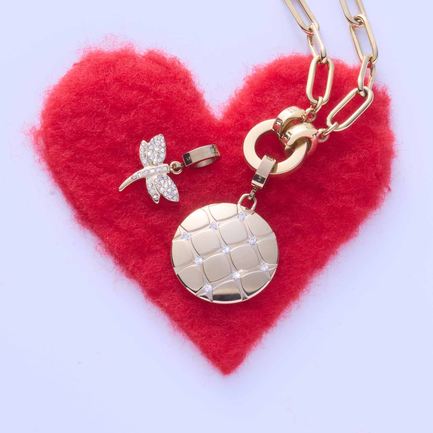 Anhänger COCOBELLO Clip & Mix gold auf rotem Herz mit Libellen- und Kugel-Charms