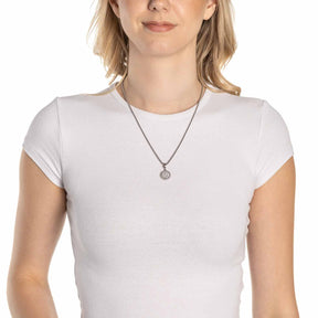 Frau traegt Anhänger MAURINE Clip & Mix an Kette, weisses T-Shirt