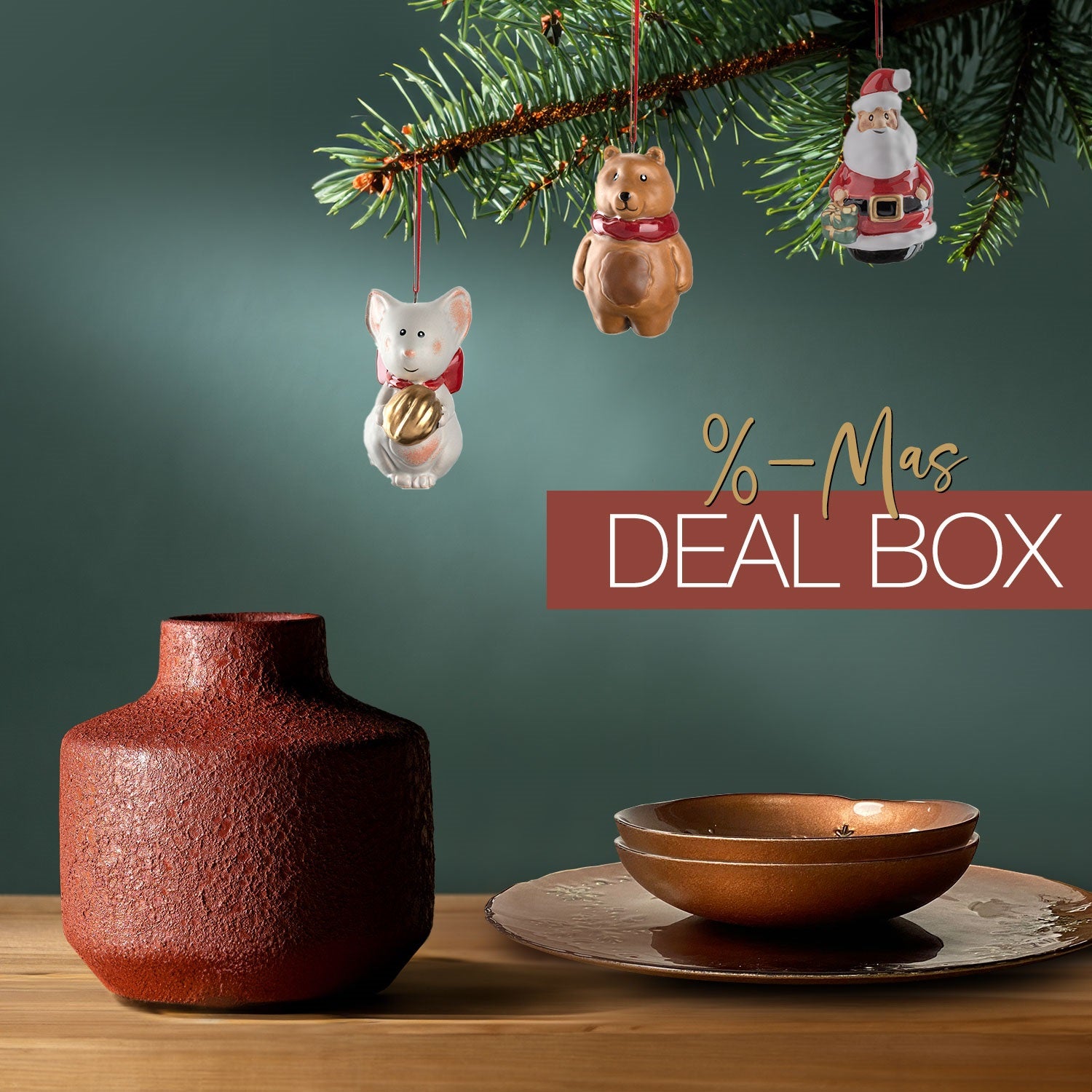 X-MAS DEAL BOX auf Holztisch mit Glas-Schalen und weihnachtlichen Ornamenten