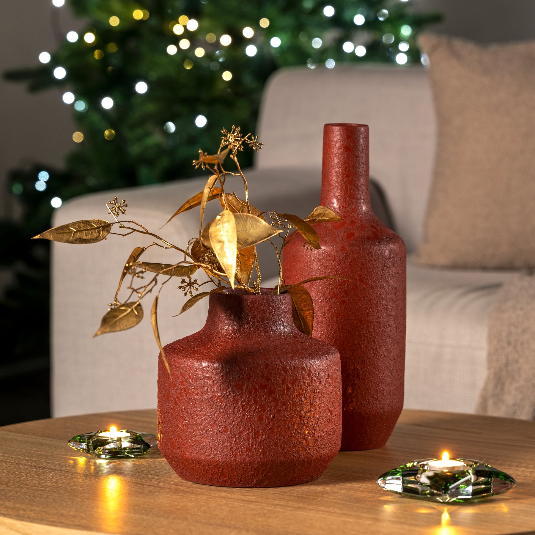 X-MAS DEAL BOX auf Holztisch mit Kerzen und Dekoration, Wohnzimmer mit Weihnachtsgirlande