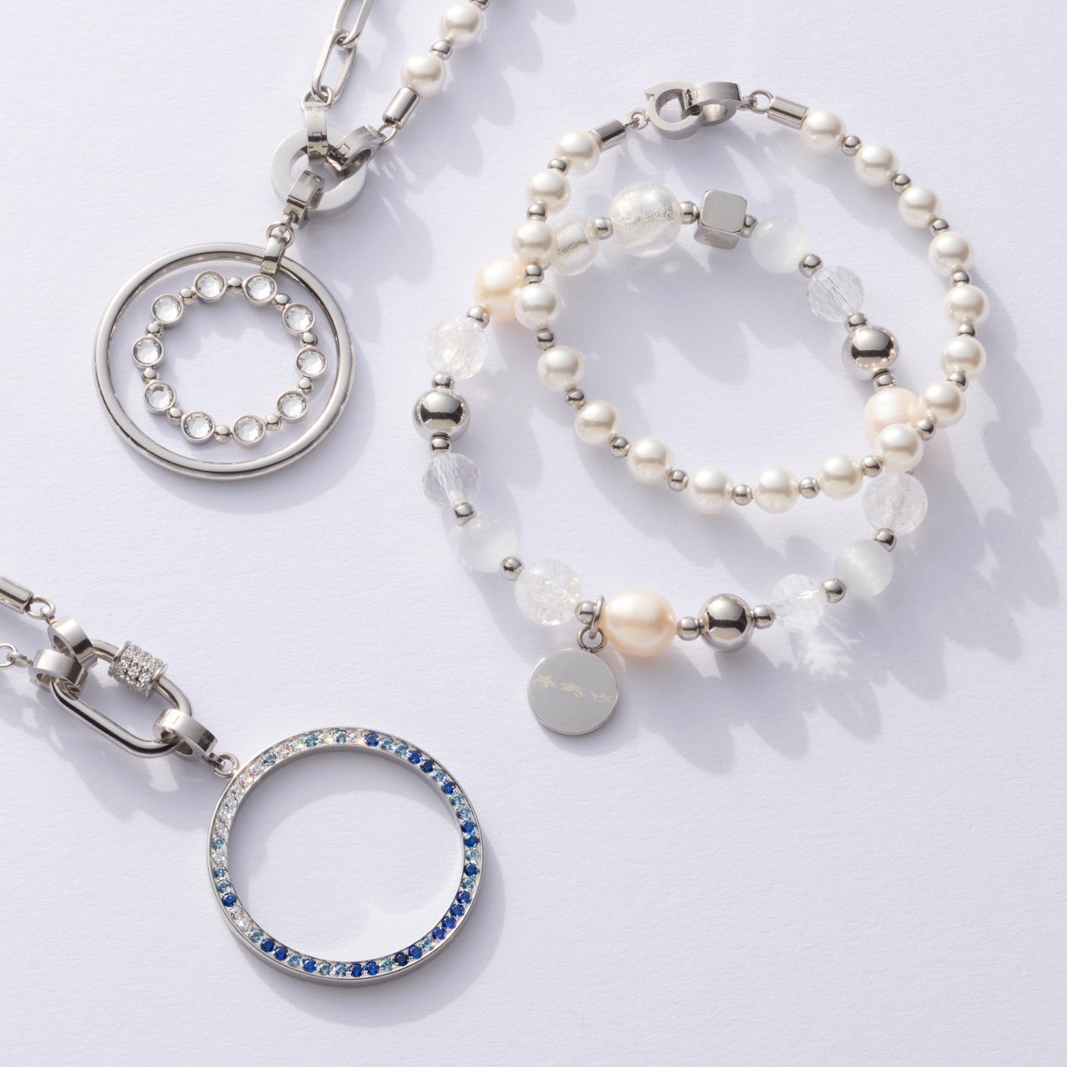 Armband HOPE mit Perlen und Glasperlen, zwei Kettenanhänger mit Kristallsteinen auf weißem Hintergrund