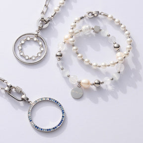 Armband HOPE mit Perlen und Glasperlen, zwei Kettenanhänger mit Kristallsteinen auf weißem Hintergrund