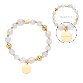 Armband HOPE gold mit Glasperlen, Metallkugeln und graviertem Anhänger, Detailansicht der Rückseite