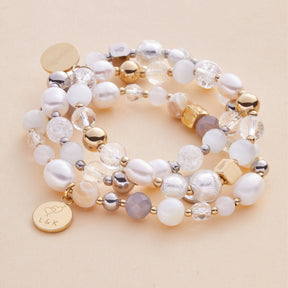 Armband HOPE bicolor mit persönlicher Gravur auf beigem Hintergrund, Detailansicht der Gravur auf Anhänger