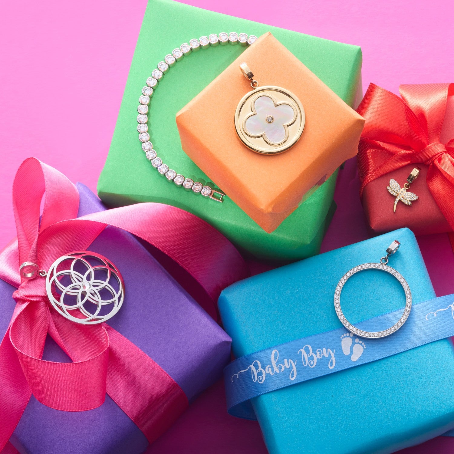 Anhänger HELENA gold Clip & Mix auf farbigen Geschenkboxen mit Schleifen