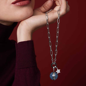 Frau traegt Anhänger ETOILE Clip & Mix an Edelstahlkette mit Glaskugel und Stern