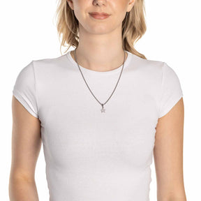 Frau trägt weißes T-Shirt mit Anhänger ETOILE Clip & Mix an Kette