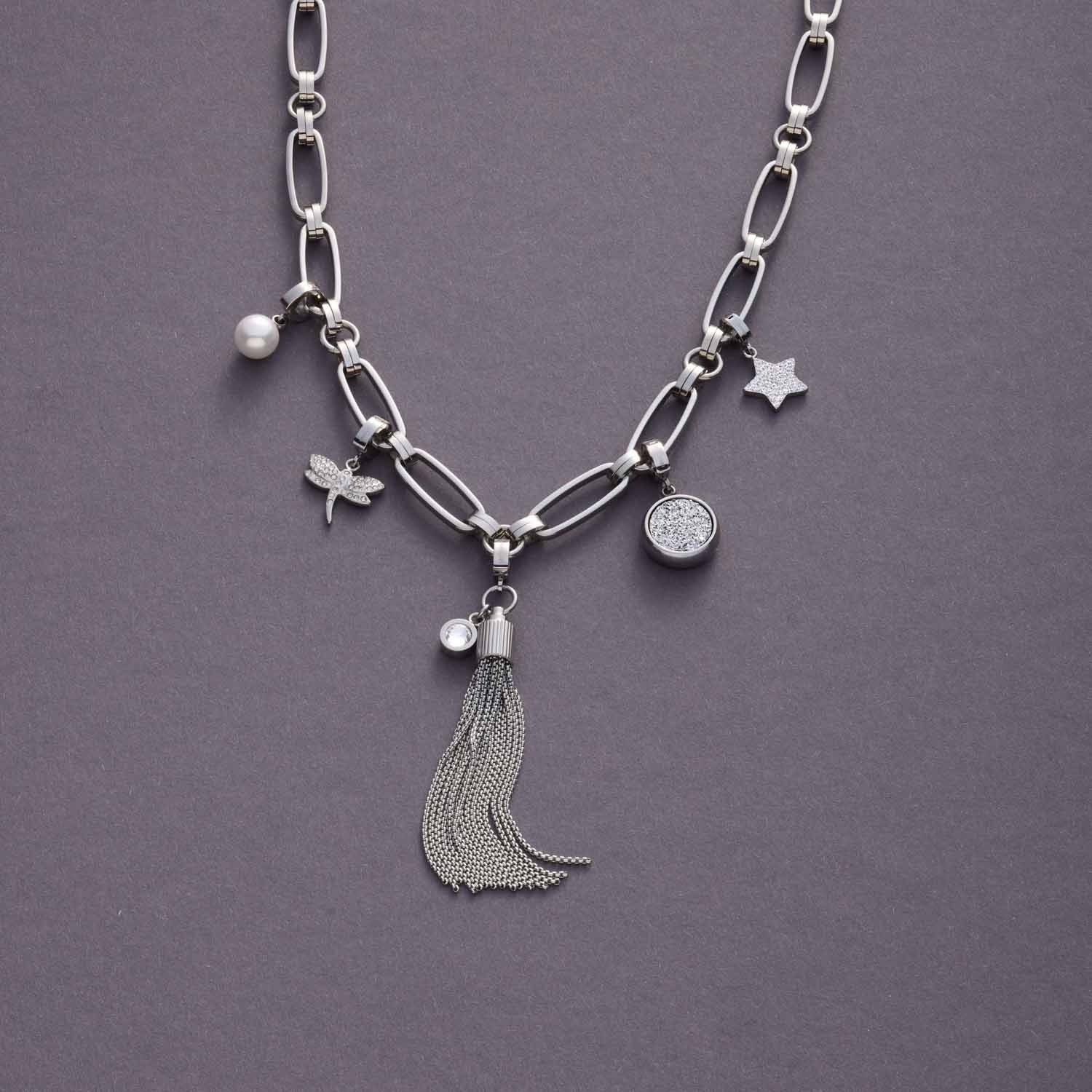 Anhänger ETOILE Clip & Mix Kette mit Charms auf grauem Hintergrund