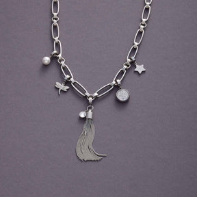 Anhänger ETOILE Clip & Mix Kette mit Charms auf grauem Hintergrund